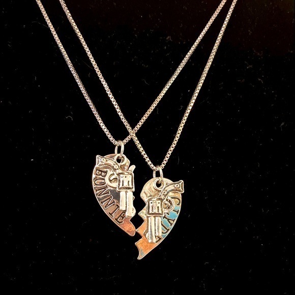 NWT Bonnie and Clyde silver pair of broken heart 💔 necklaces with pistols - Picture 5 of 8